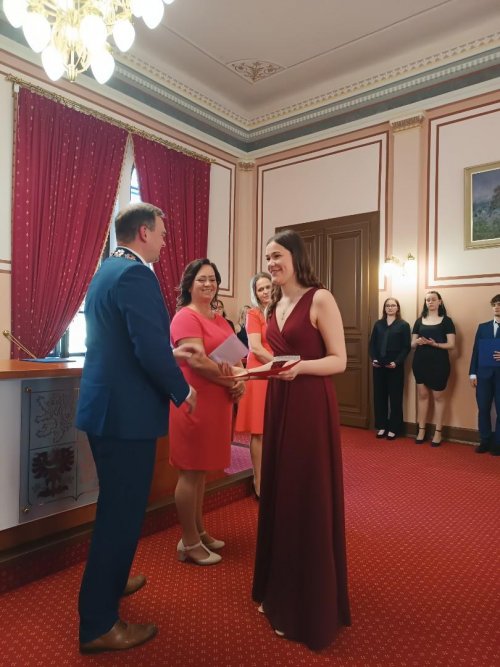 Třída CR4 Hotelové školy Frenštát p. R. převzala maturitní  vysvědčení 4  
