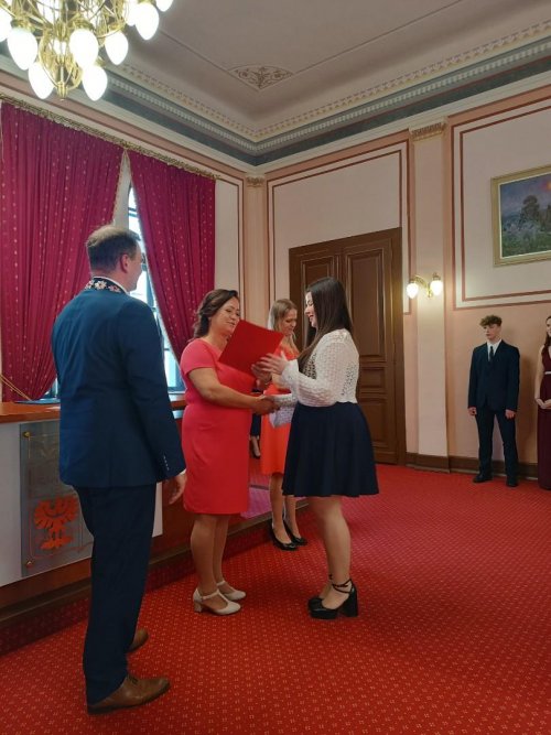 Třída CR4 Hotelové školy Frenštát p. R. převzala maturitní  vysvědčení 5  