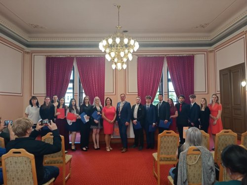 Třída CR4 Hotelové školy Frenštát p. R. převzala maturitní vysvědčení