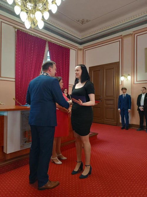 Třída CR4 Hotelové školy Frenštát p. R. převzala maturitní  vysvědčení 7  