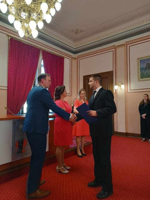 Třída CR4 Hotelové školy Frenštát p. R. převzala maturitní  vysvědčení 6  