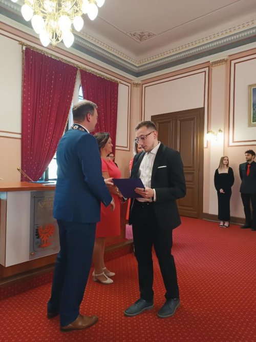 Třída CR4 Hotelové školy Frenštát p. R. převzala maturitní  vysvědčení 8  