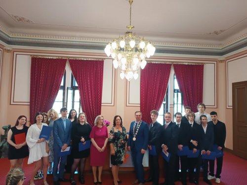 Třídy H4 a P2 Hotelové školy Frenštát p. R. převzaly maturitní  vysvědčení 2  
