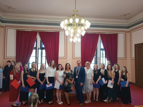 Třídy H4 a P2 Hotelové školy Frenštát p. R. převzaly maturitní  vysvědčení
