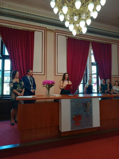 Třídy H4 a P2 Hotelové školy Frenštát p. R. převzaly maturitní  vysvědčení 4  