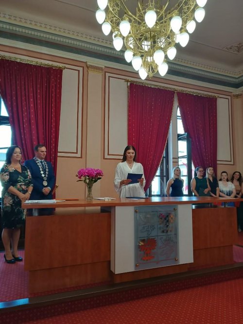 Třídy H4 a P2 Hotelové školy Frenštát p. R. převzaly maturitní  vysvědčení 3  
