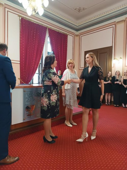Třídy H4 a P2 Hotelové školy Frenštát p. R. převzaly maturitní  vysvědčení 5  