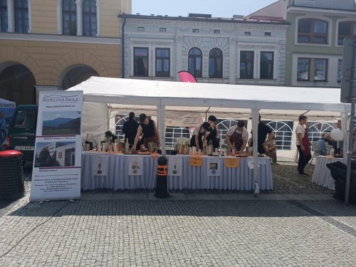 V rámci oslav Dne města Frenštátu pod Radhoštěm připravovali žáci Hotelové školy osvěžující koktejly. 2  