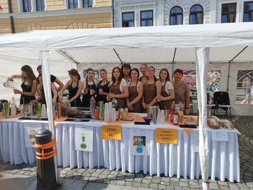 V rámci oslav Dne města Frenštátu pod Radhoštěm připravovali žáci Hotelové školy osvěžující koktejly. 4  