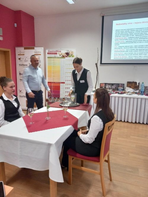 Cesta za tajemstvím vína: Žáci hotelové školy ve Frenštátě měli příležitost získat „Sommelierskou pečeť“ 4  