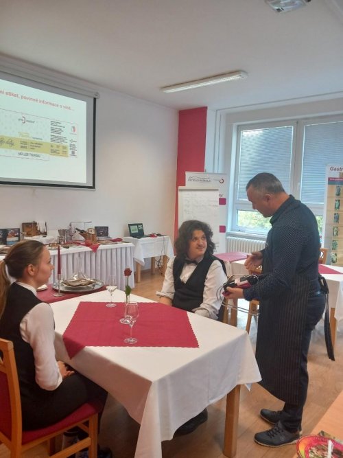 Cesta za tajemstvím vína: Žáci hotelové školy ve Frenštátě měli příležitost získat „Sommelierskou pečeť“ 3  