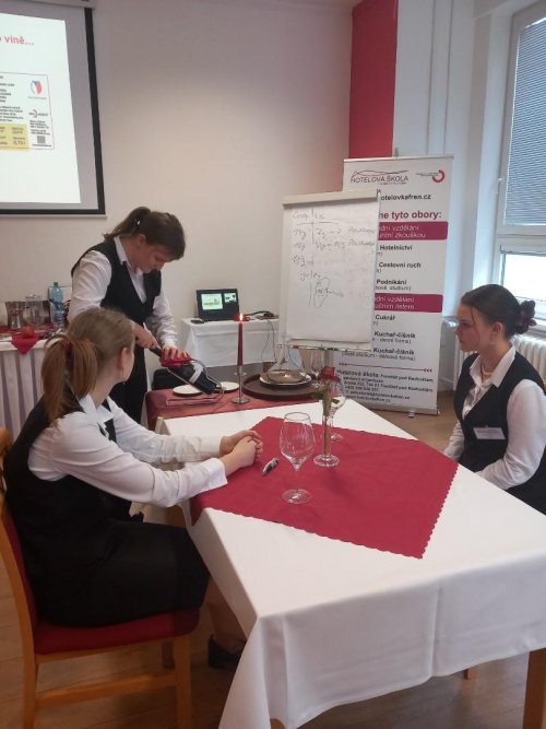 Cesta za tajemstvím vína: Žáci hotelové školy ve Frenštátě měli příležitost získat „Sommelierskou pečeť“ 2  