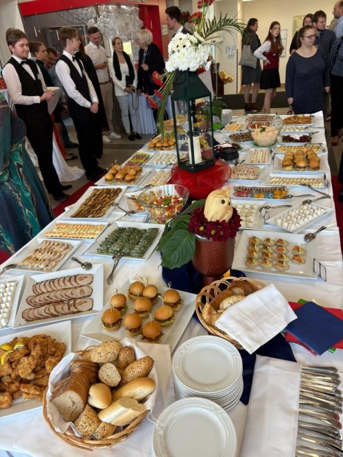 PRAKTICKÁ MATURITNÍ ZKOUŠKA TŘÍDY H4 SKUPINA AJ1 NA TÉMA  „BRADAVICKÁ HOSTINA ČTYŘ KOLEJÍ“ 3  