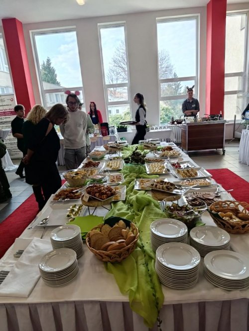 PRAKTICKÁ MATURITNÍ ZKOUŠKA TŘÍDY H4 SKUPINA AJ2 NA TÉMA „SHREKOVA HOSTINA“ 5  