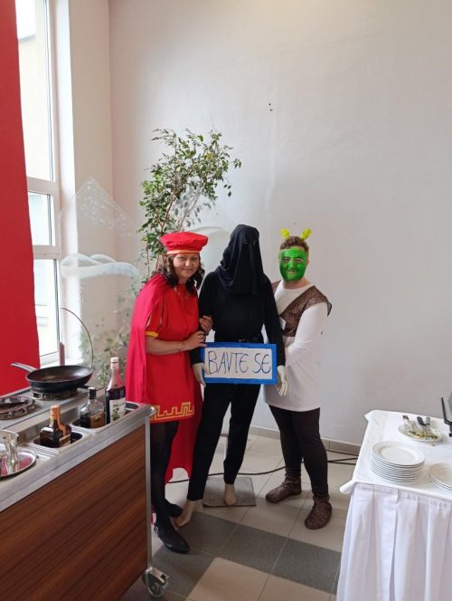 PRAKTICKÁ MATURITNÍ ZKOUŠKA TŘÍDY H4 SKUPINA AJ2 NA TÉMA „SHREKOVA HOSTINA“ 2  