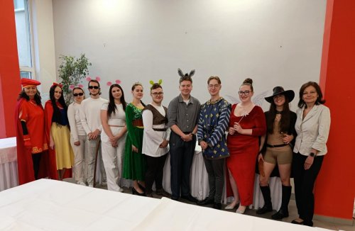 PRAKTICKÁ MATURITNÍ ZKOUŠKA TŘÍDY H4 SKUPINA AJ2 NA TÉMA „SHREKOVA HOSTINA“ 1  