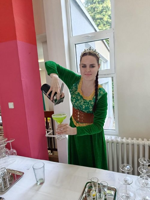 PRAKTICKÁ MATURITNÍ ZKOUŠKA TŘÍDY H4 SKUPINA AJ2 NA TÉMA „SHREKOVA HOSTINA“ 3  