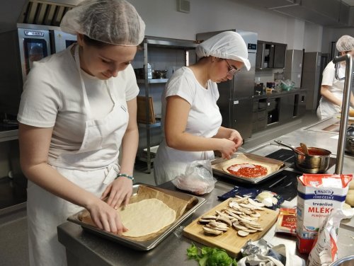 Svět na talíři: Projektový den cizokrajné kuchyně na Hotelové škole 1  