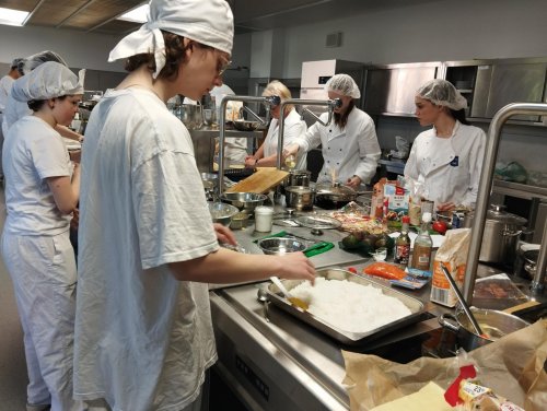 Svět na talíři: Projektový den cizokrajné kuchyně na Hotelové škole 2  