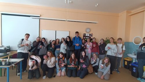 Kreativní cukrařina v akci: Třída C1 modelovala růže z mléčné modelovací hmoty 1  
